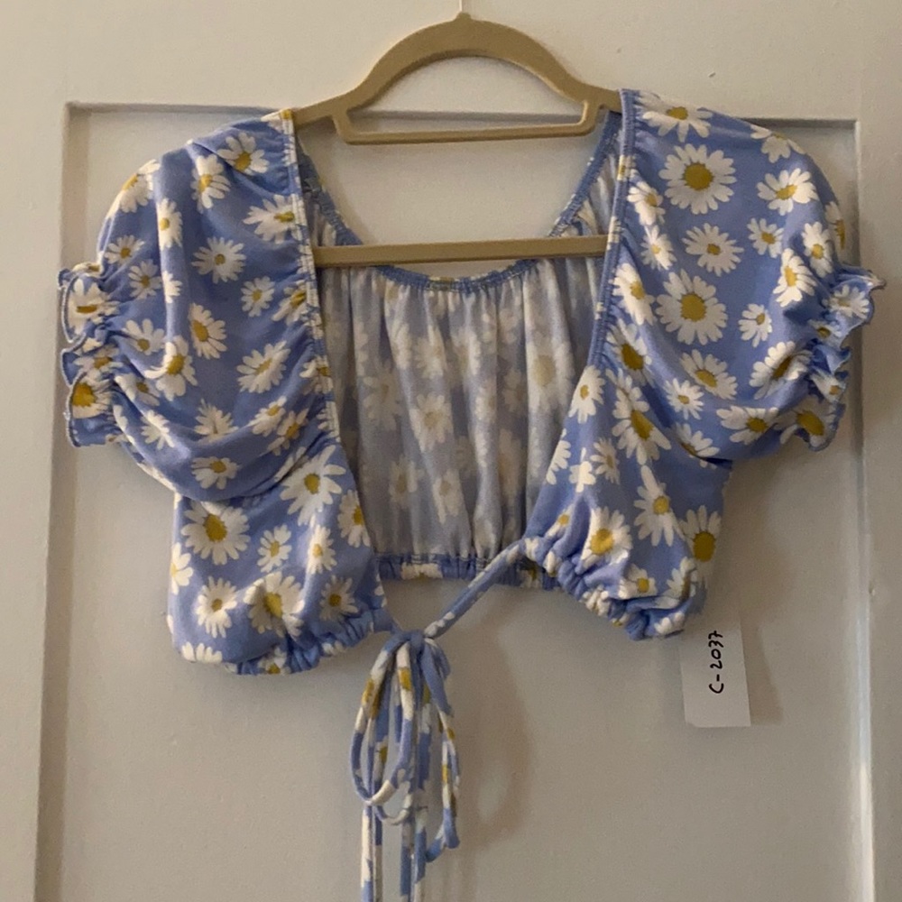 One of a kind daisy puffy shoulder crop top front tie